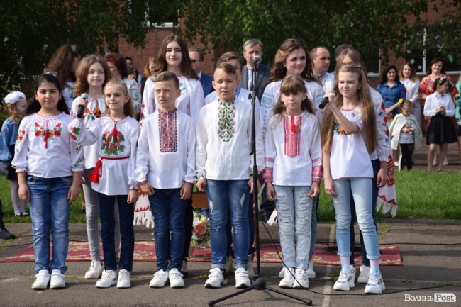 Емоції від драйву до сліз: останній дзвоник у луцькій школі №25. ФОТО