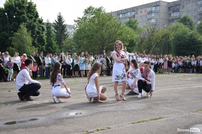 Емоції від драйву до сліз: останній дзвоник у луцькій школі №25. ФОТО