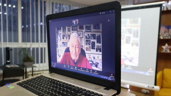 Британський режисер передав волинській бібліотеці свої фільми