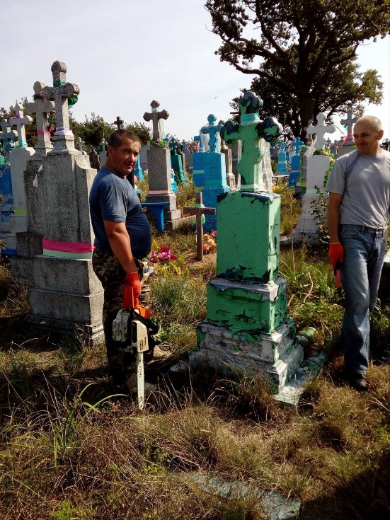 Захаращений цвинтар у Шацьку прибрали. ФОТО