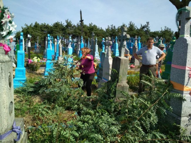 Захаращений цвинтар у Шацьку прибрали. ФОТО