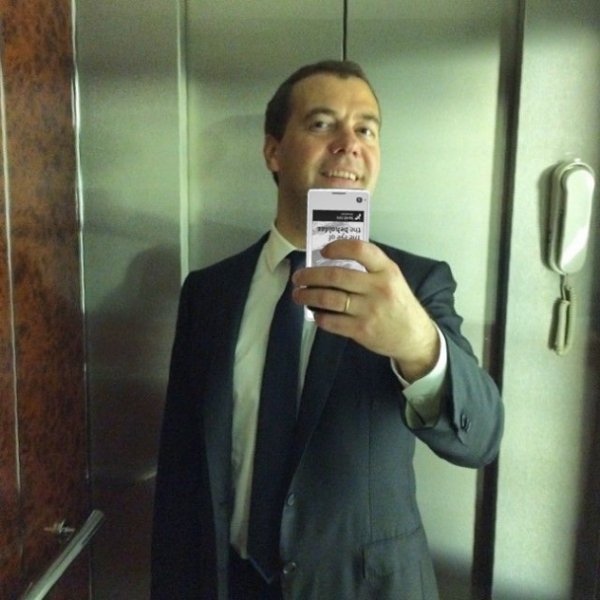 Інтернет сміється з селфі Медведєва. ФОТО