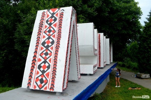 У Луцьку «вишили» в’їзний знак на Ковельській 