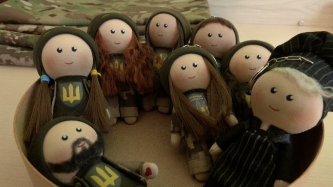 Ексвійськова з Луцька шиє стилізовані ляльки для захисників. ВІДЕО