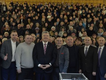 Дороги, поштарі, сільська медицина і школи: про що волиняни питали Петра Порошенка