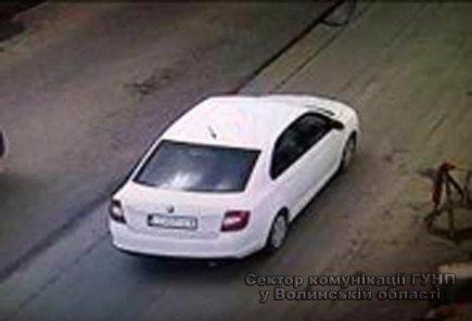 На Волині розшукуються чоловік та жінка, які підозрюються в крадіжці 40 тисяч. ФОТО 