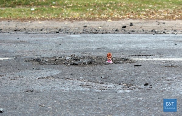Жахливі дороги Волині не пройшли випробування іграшкою. ФОТО