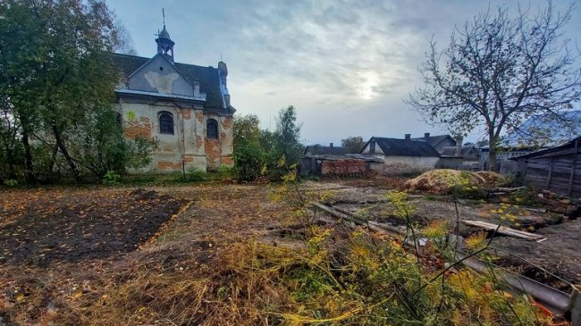 ЗМІ: найдревніший костел Волині оточили хлівами