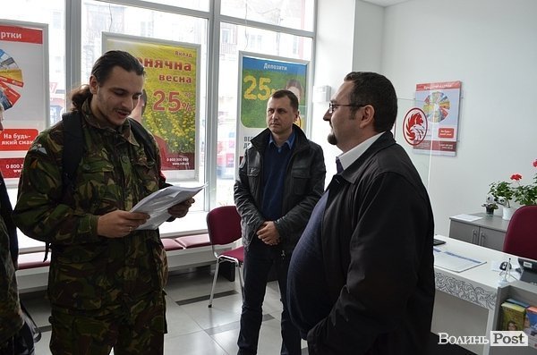 У Луцьку революціонери навідалися до «агентів Кремля». ФОТО