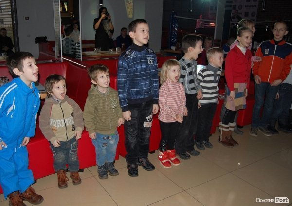 У Луцьку дітям із проблемних родин подарували новорічне свято. ФОТО