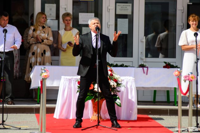 130 випускників луцьких шкіл урочисто отримали медалі: як це було. ФОТОРЕПОРТАЖ