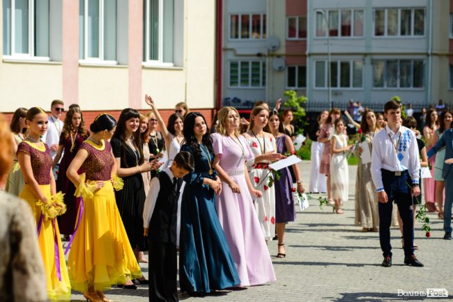 130 випускників луцьких шкіл урочисто отримали медалі: як це було. ФОТОРЕПОРТАЖ
