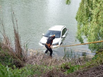 У Луцьку автомобіль опинився у ставку. ВІДЕО