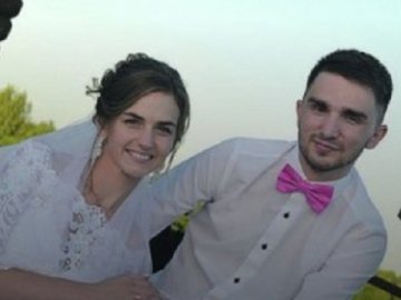 Волинянка вийшла заміж за коханого на візку. ФОТО