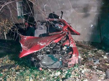 Смертельна аварія у Житомирі: авто влетіло у дерево, а потім в будинок
