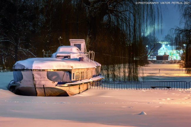 Зимова казка: опублікували неймовірні світлини вечірнього парку Луцька. ФОТО