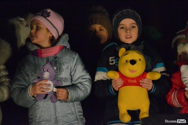 Лучани у День Cвятого Миколая «запалили» cвяткові ялинки. ФОТО