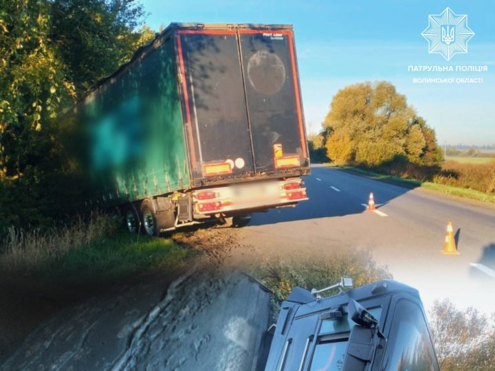 На Волині вантажівка з'їхала у кювет