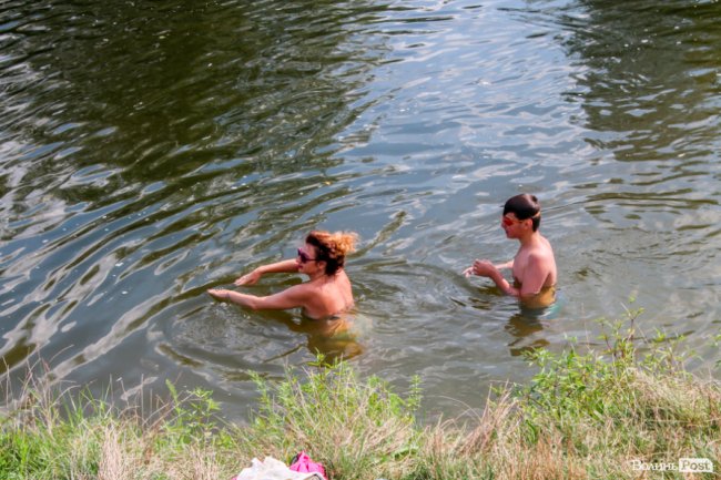 Стир, фонтани і вуличні душі: як у Луцьку рятуються від спеки. ФОТО