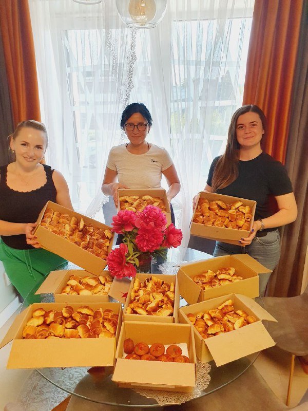 «Готова спакувати валізи кому завгодно, але не собі». Директорка туристичного агентства пече солодощі для фронту