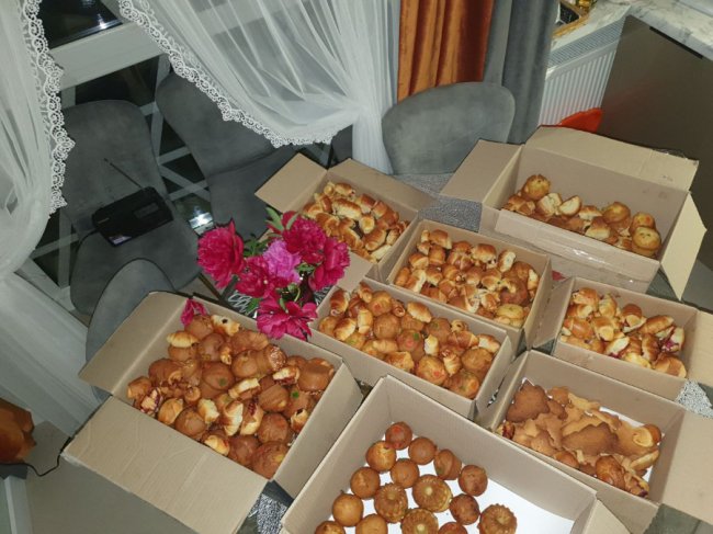 «Готова спакувати валізи кому завгодно, але не собі». Директорка туристичного агентства пече солодощі для фронту