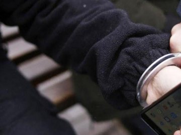 Вирвав із рук перехожого телефон: волинянина усьоме судитимуть за грабіж