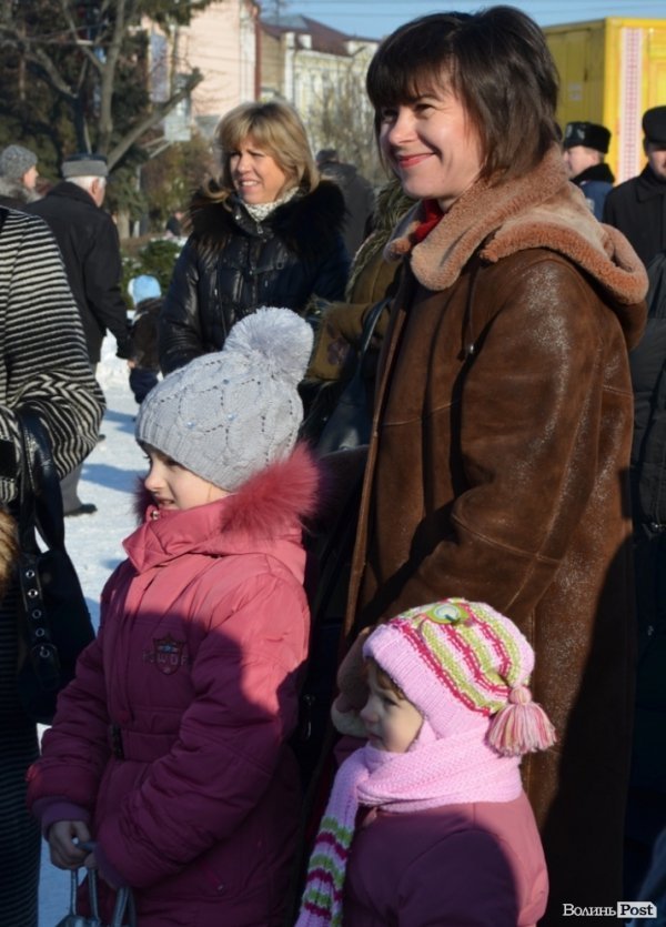 На «Різдві у Луцьку» вогнем з Віфлеєму підпалили майже 2-метрову свічку. ФОТО