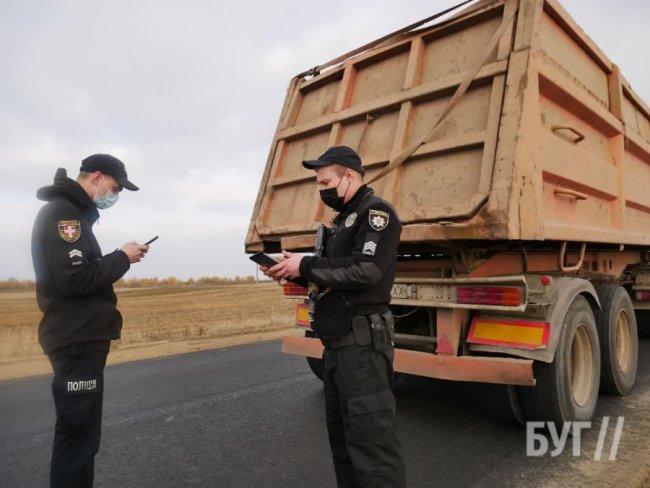 На волинській трасі поліція зупинила вантажівку породи з копальні. ВІДЕО