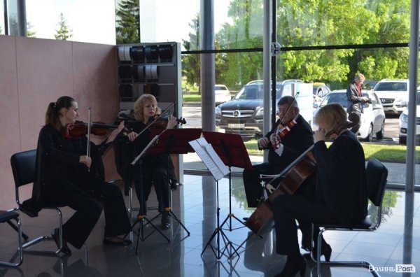 У Луцьку презентували нові автомобілі преміум класу. ФОТО