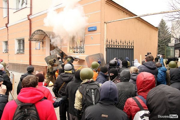 Як у Луцьку «викурювали» міліцію. ФОТО