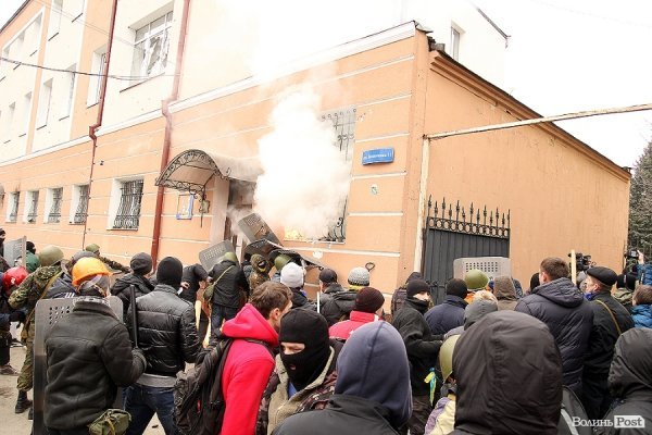Як у Луцьку «викурювали» міліцію. ФОТО