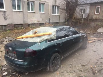 У Луцьку дах будинку впав на автівку. ФОТО