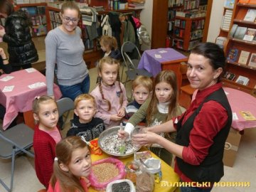 Луцькі дітлахи виготовляли смаколики для пташок. ФОТО