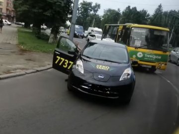 У Луцьку зіткнулися маршрутка і таксі