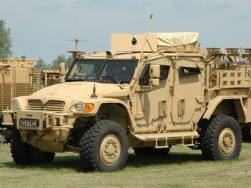 В Україну прибули броньовані машини з Британії