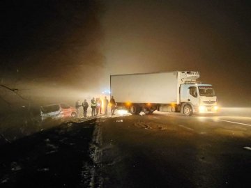 На Волині - аварія: автомобіль злетів з дороги. ФОТО