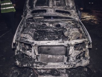 Елітний джип «на бляхах» згорів посеред Києва. ФОТО