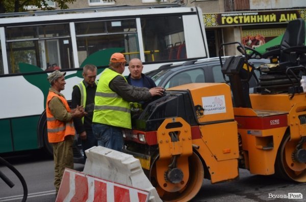 У Луцьку швидкі прориваються крізь затори, які спричинені ремонтом. ФОТО