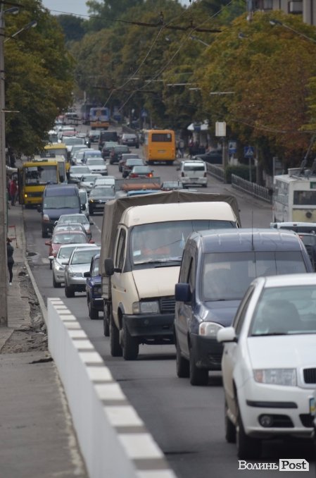 У Луцьку швидкі прориваються крізь затори, які спричинені ремонтом. ФОТО