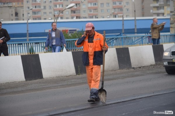 У Луцьку швидкі прориваються крізь затори, які спричинені ремонтом. ФОТО