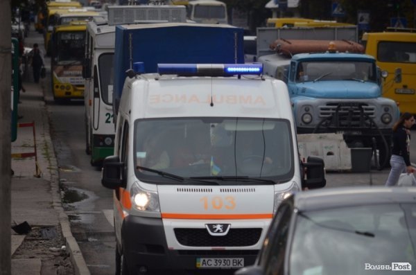 У Луцьку швидкі прориваються крізь затори, які спричинені ремонтом. ФОТО