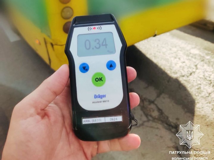 У Луцьку патрульні затримали нетверезого водія маршрутки, який позбавлений права керування