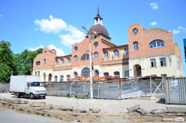 Мир клумбам, війна кіоскам: у Луцьку кардинально змінюють Привокзальну площу