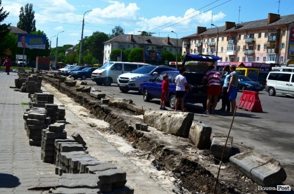 Мир клумбам, війна кіоскам: у Луцьку кардинально змінюють Привокзальну площу