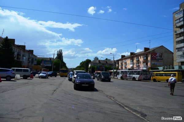 Мир клумбам, війна кіоскам: у Луцьку кардинально змінюють Привокзальну площу