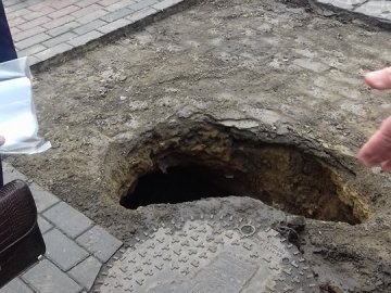 У центрі Луцька виявили величезне провалля. ФОТО