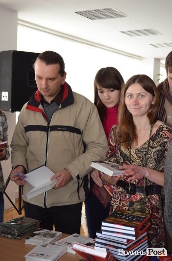  Скандально відомий письменник презентував у Луцьку свою книгу. ФОТО