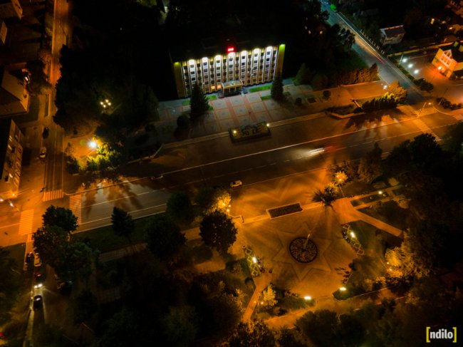 Яскраві вогні і завод, що «не спить»: показали, який вигляд з висоти вночі має місто на Волині. ФОТО