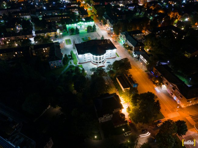 Яскраві вогні і завод, що «не спить»: показали, який вигляд з висоти вночі має місто на Волині. ФОТО