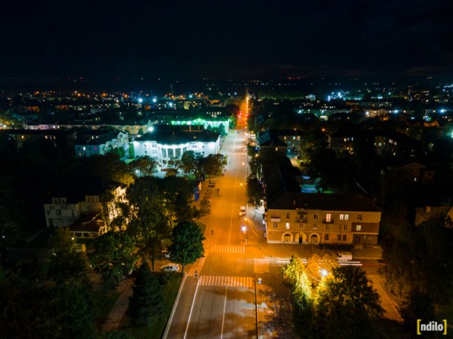 Яскраві вогні і завод, що «не спить»: показали, який вигляд з висоти вночі має місто на Волині. ФОТО